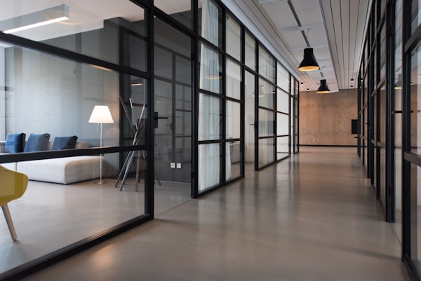 办公室工作场景，展示团队协作与文件处理