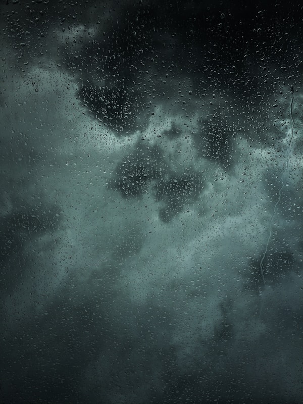 强风中雨水向上飞溅的景象